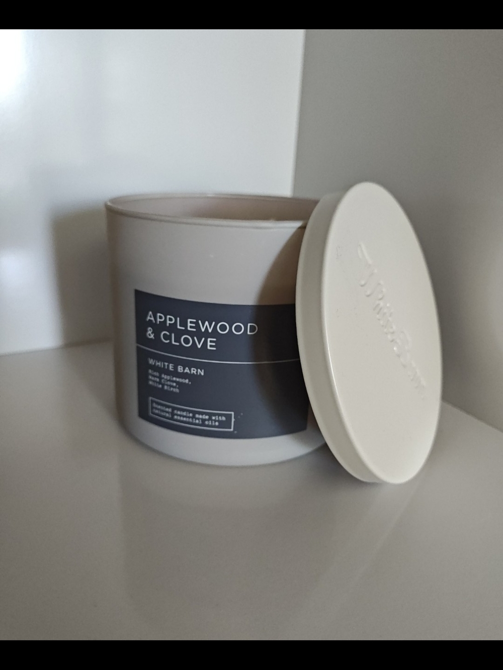 White Barn Applewood And Clove 3-Wick Candle - New - Picture 2 of 2